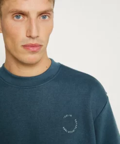 Solid VICTER - Sweatshirt - Ensign Blue 11 Solid VICTER - Sweatshirt - Ensign Blue -Promos Solid Magasin 6a14ec1b0b944c74b05d1629b8823a46