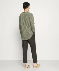 Solid SDVERNARD TEE LS 21106124 - T-shirt à Manches Longues - Black Forest 8 Solid SDVERNARD TEE LS 21106124 - T-shirt à Manches Longues - Black Forest -Promos Solid Magasin 81286f7496be4146b391defb02516302