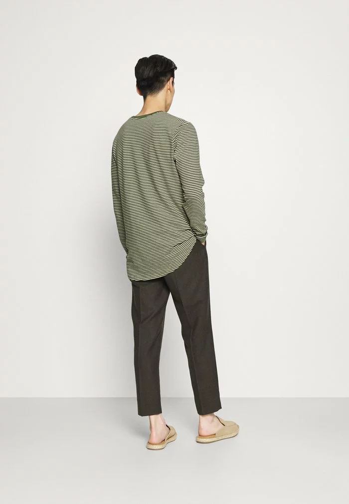 Solid SDVERNARD TEE LS 21106124 - T-shirt à Manches Longues - Black Forest 3 Solid SDVERNARD TEE LS 21106124 - T-shirt à Manches Longues - Black Forest – Image 3