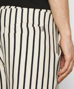 Solid STEVE - Short - Insignia Blue -Promos Solid Magasin a0a9eac186294283af5f0bf14ac2a945